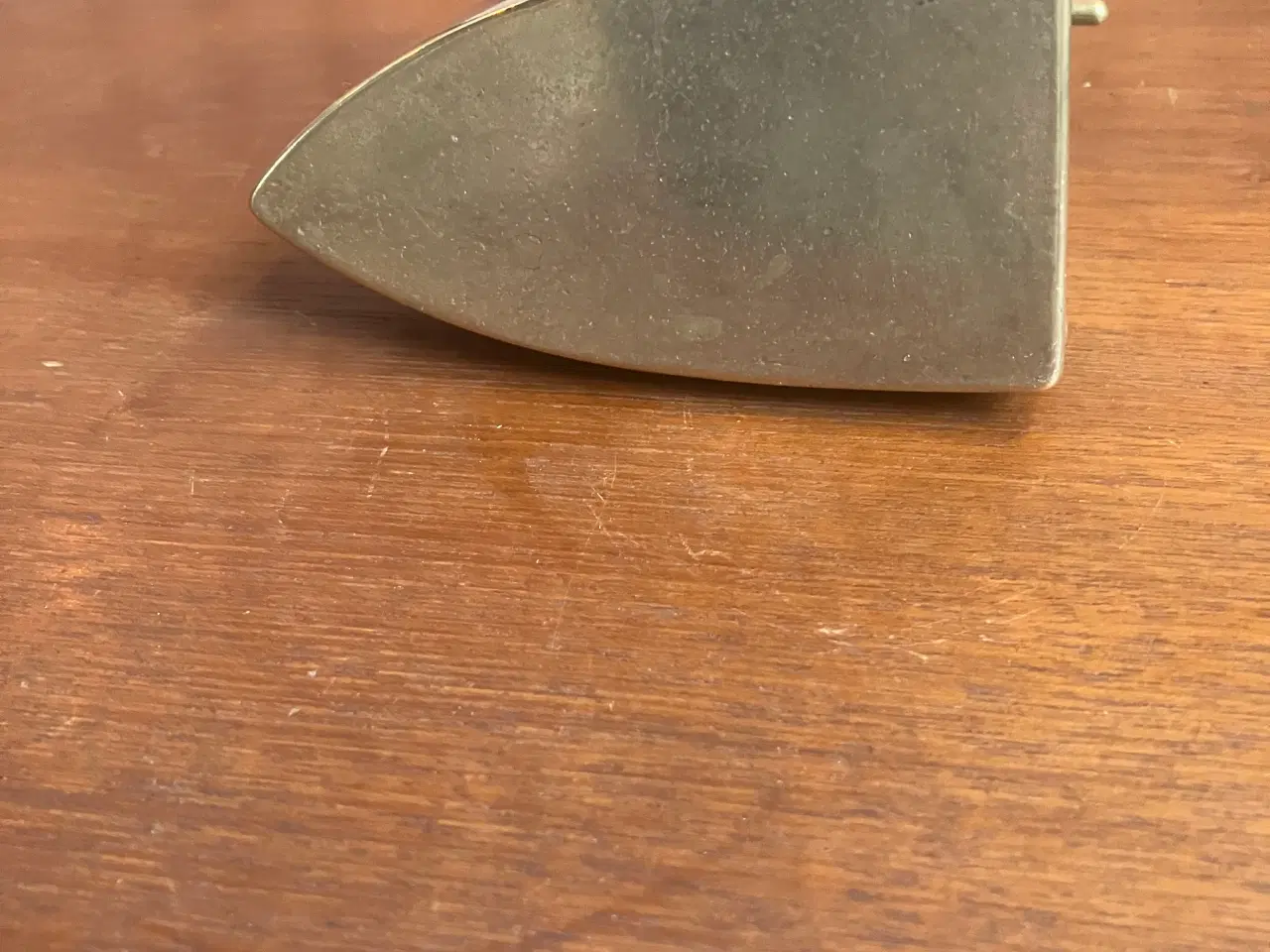 Billede 4 - Antikt strygejern i messing med håndtag af træ.