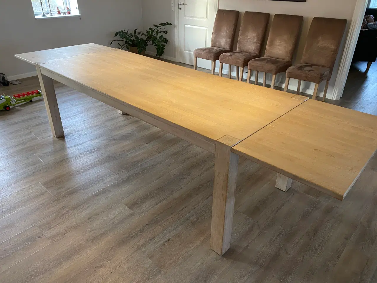 Billede 4 - Spisebord i Egetræ med 12 stole sælges