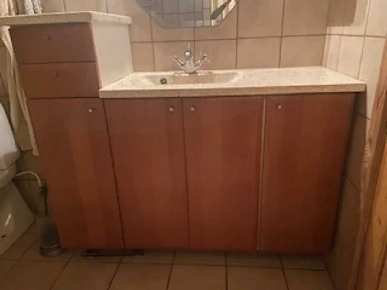 Billede 2 - Badeværelsesmøbel med låger i massiv kirsebærtræ o