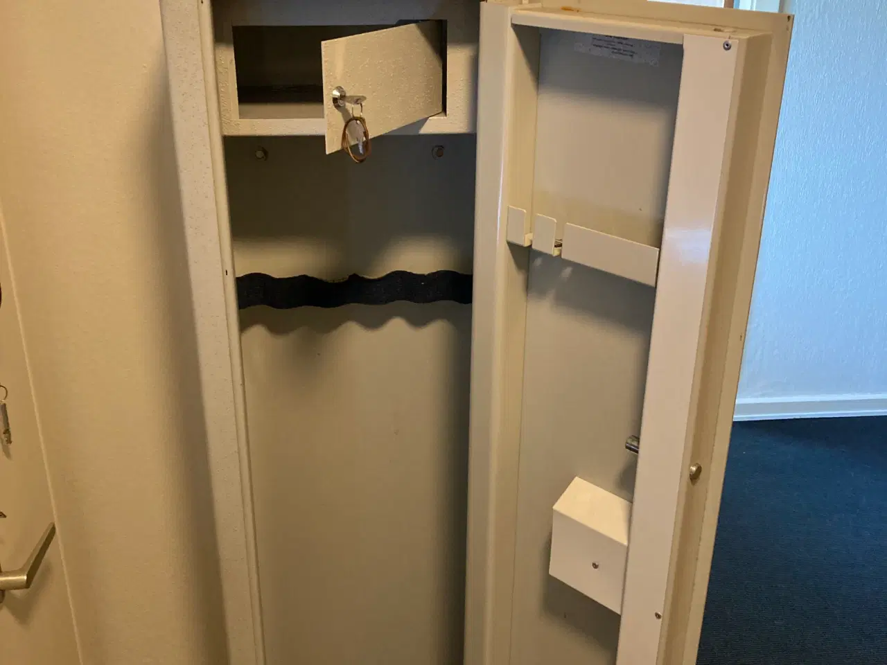 Billede 2 - Våbenskab med 4 jagtgeværer inkl div  se foto