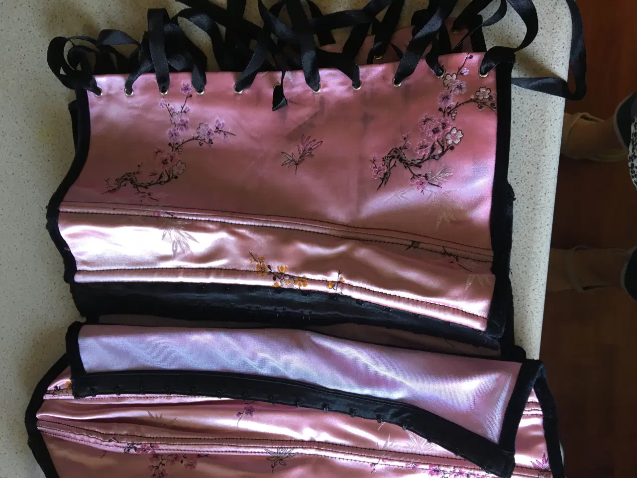 Billede 6 - Bustier Satin- overdel på en kjole