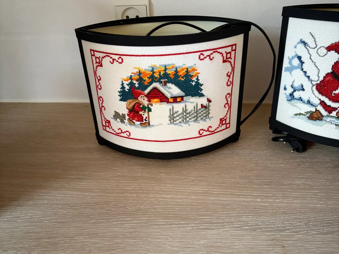 Billede 1 - 2 stk. broderet julelamper