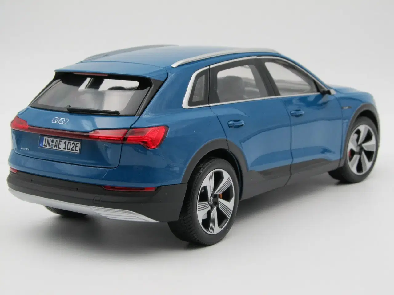 Billede 4 - Audi e-tron 1:18  - AUDI dealer Edition 