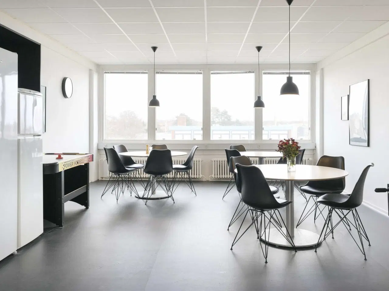 Billede 3 - Møbleret kontor til 2  på Fuglebækvej  - Nyd dit nye kontors adgang til parkering og særlige fordele. Mulighed for arkiv på 11 m2 