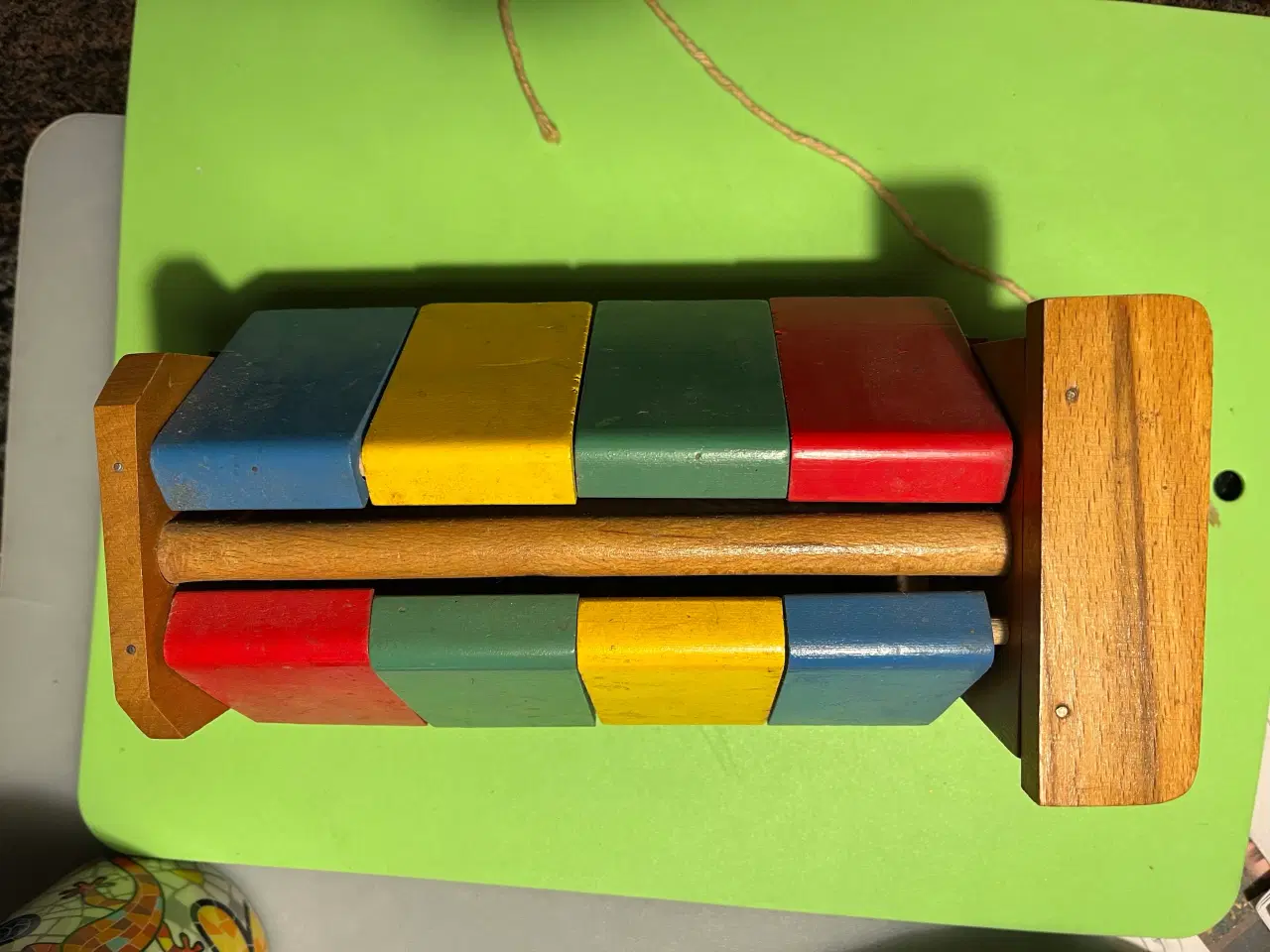 Billede 3 - Legetøjs-træbil, mangler 1 aksel. Giv bud.