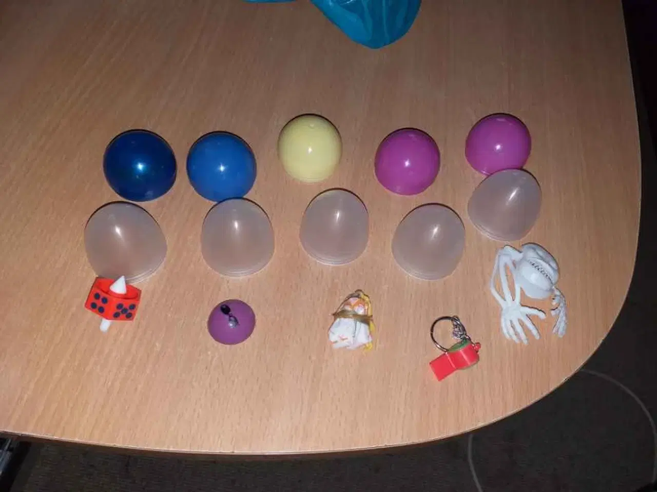 Billede 1 - Plast æg 4 cm der er en ting i hvert æg