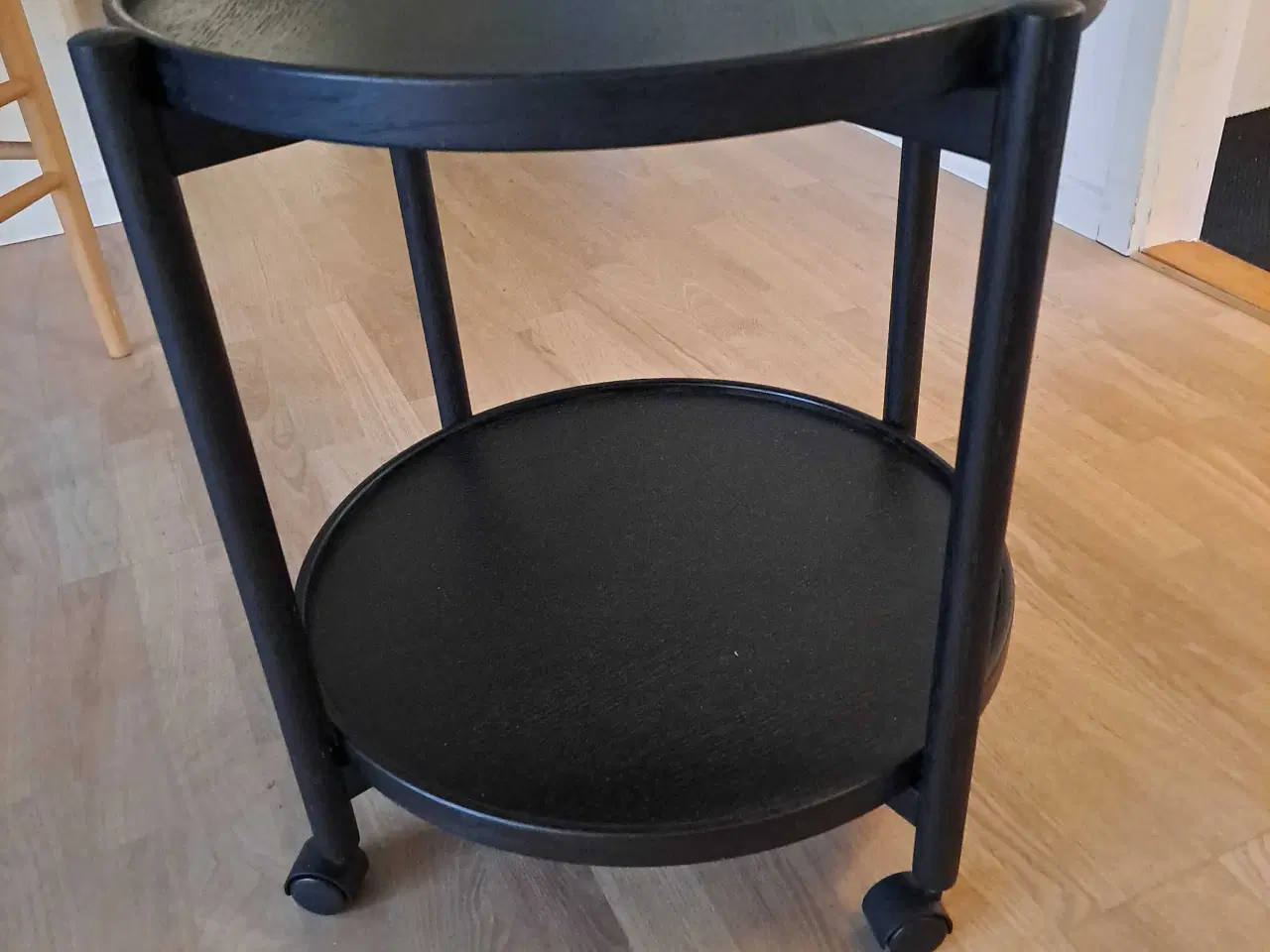 Billede 1 - Mørkbejset bakkebord i fin stand