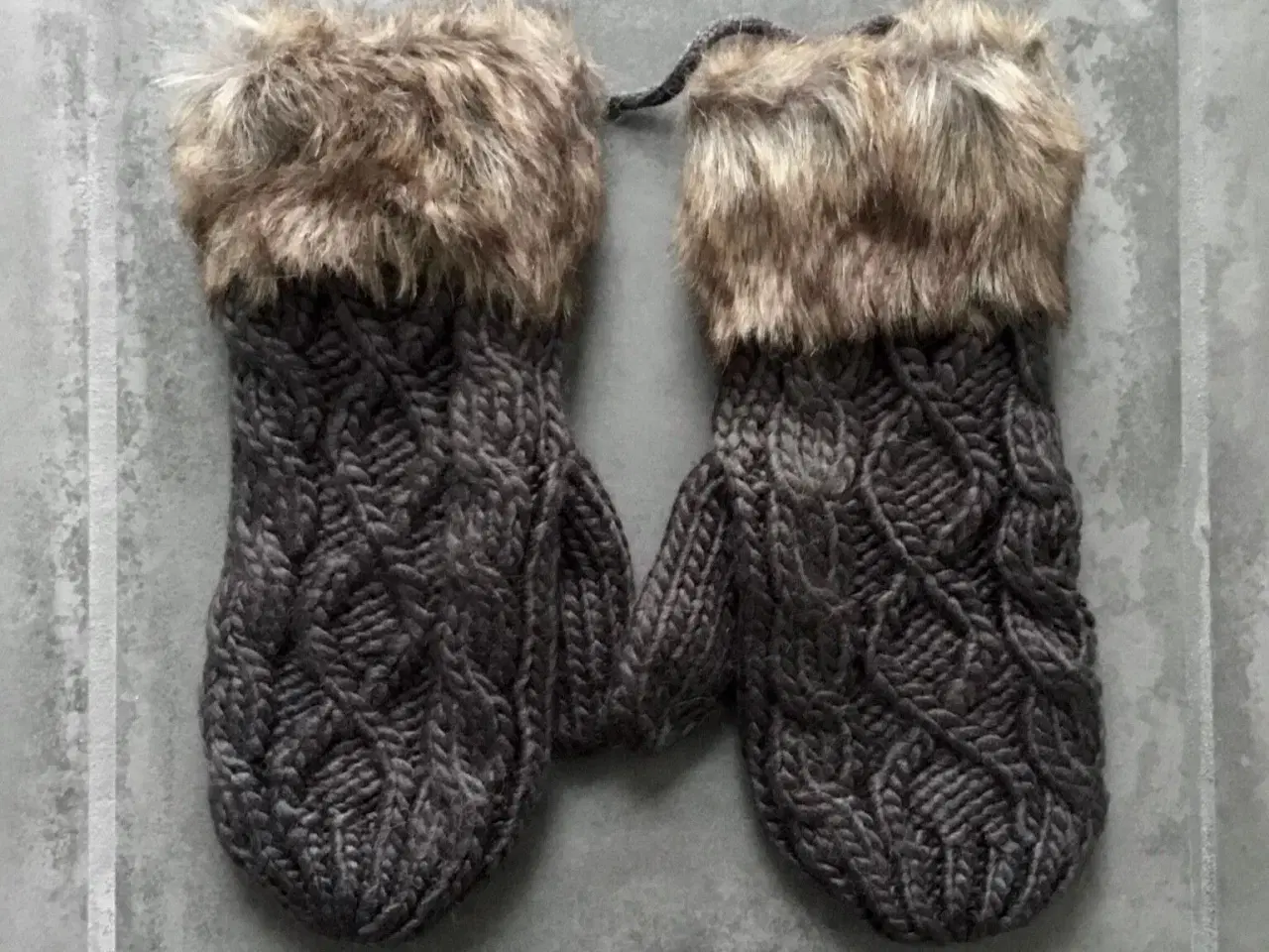 Billede 1 - Mørkegrå strikvanter luffer strik vanter med pels 