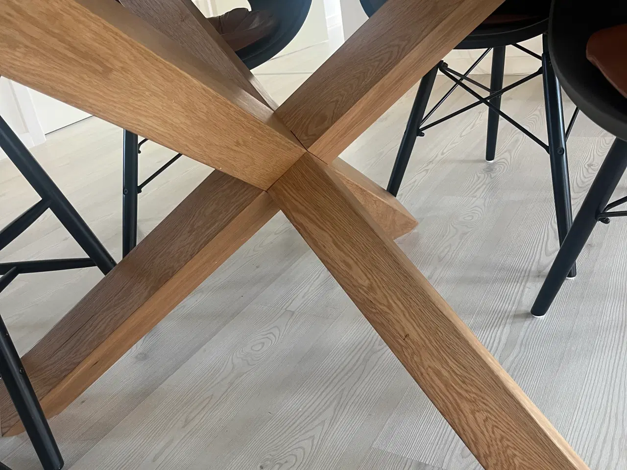 Billede 3 - Rundt spisebord med 6 ens stole