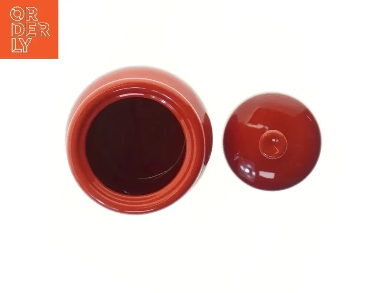 Billede 2 - Rød keramisk krukke med låg fra Cook & Baker til bl.a hvidløg (str. 10 cm)
