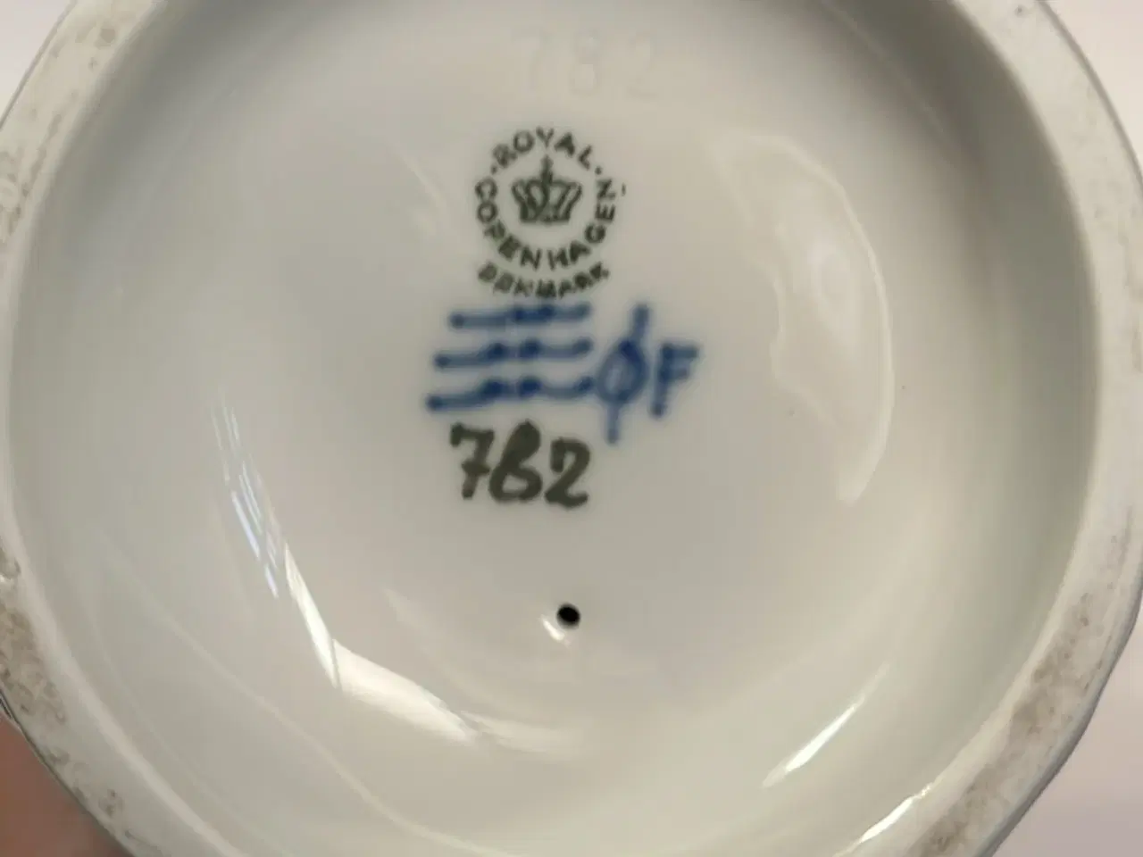 Billede 3 - Royal Copenhagen, kvinde med håndarbejde