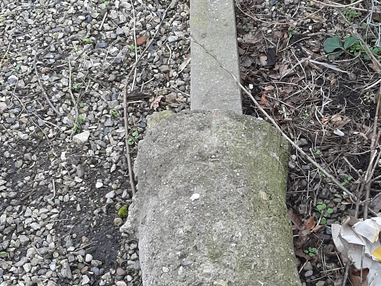 Billede 4 - Lysskilt og reklameskilt samt 1 betonsokkel flagst