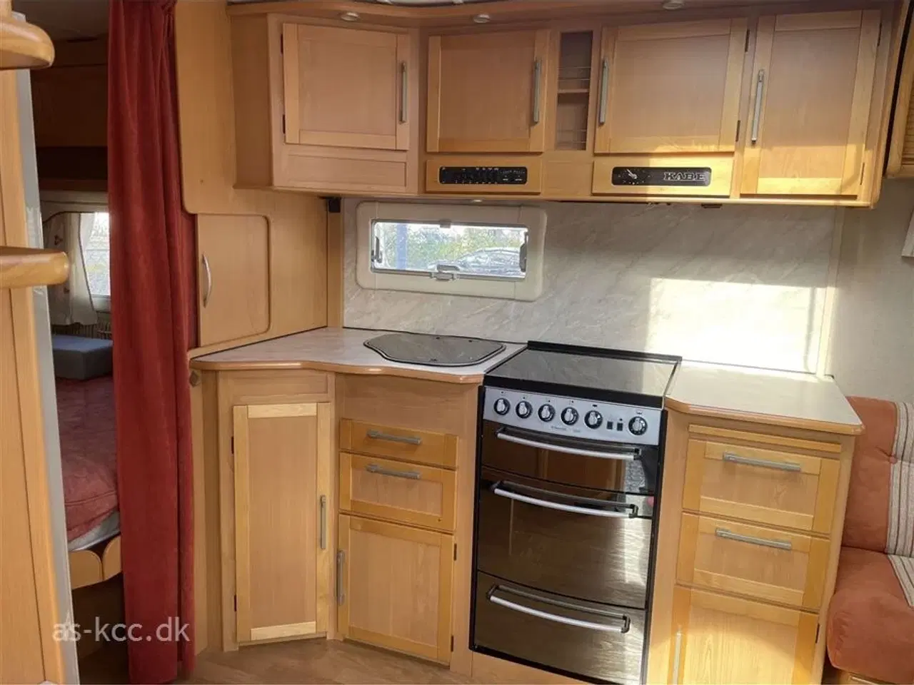 Billede 3 - 2007 - Kabe Royal 560 XL KS   Kabe Royal 560 XL KS årg. 2007 incl.Kampa lufttelt ,mover,DuoControl, solceller. 4 sovepladser, 6 siddepladser.