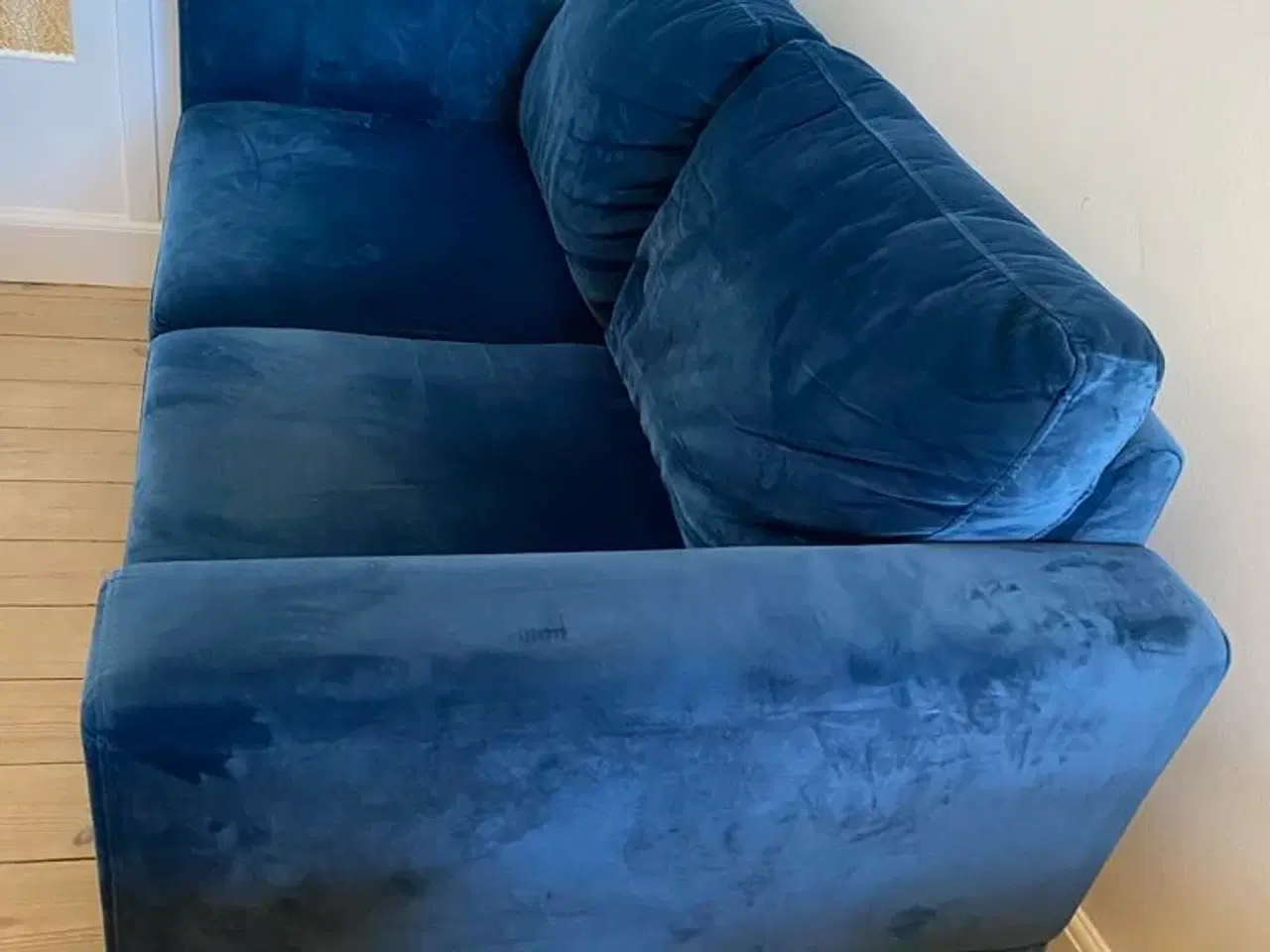 Billede 2 - Flot mørkeblå 2,5 personers sofa