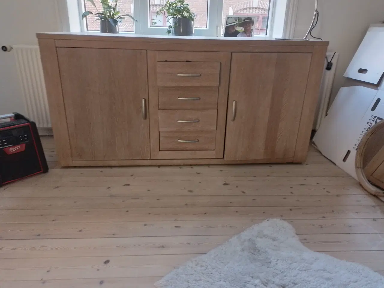 Billede 1 - Egetræs skænk sælges.