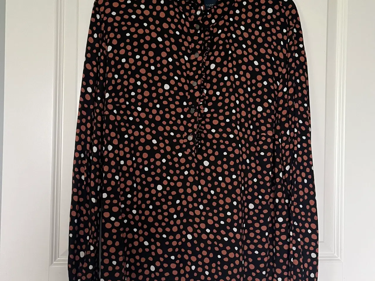 Billede 1 - One two Luxzuz skjorte str 42