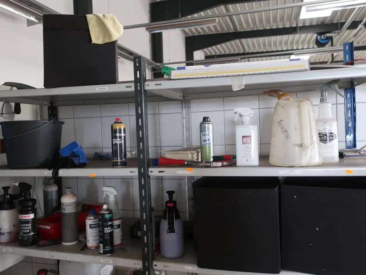 Billede 2 - Reol med indhold