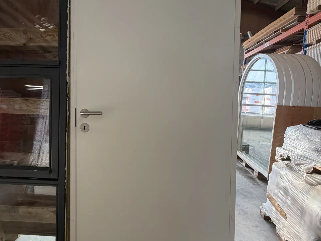 Billede 1 - Hvid dør m. Karm & greb 