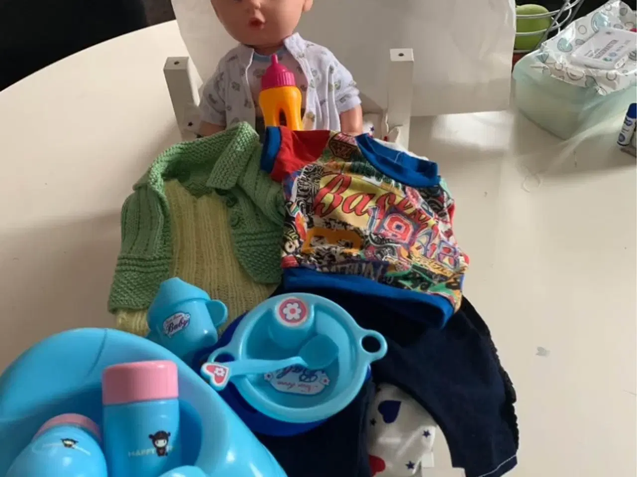 Billede 1 - Dukker med diverse ting til