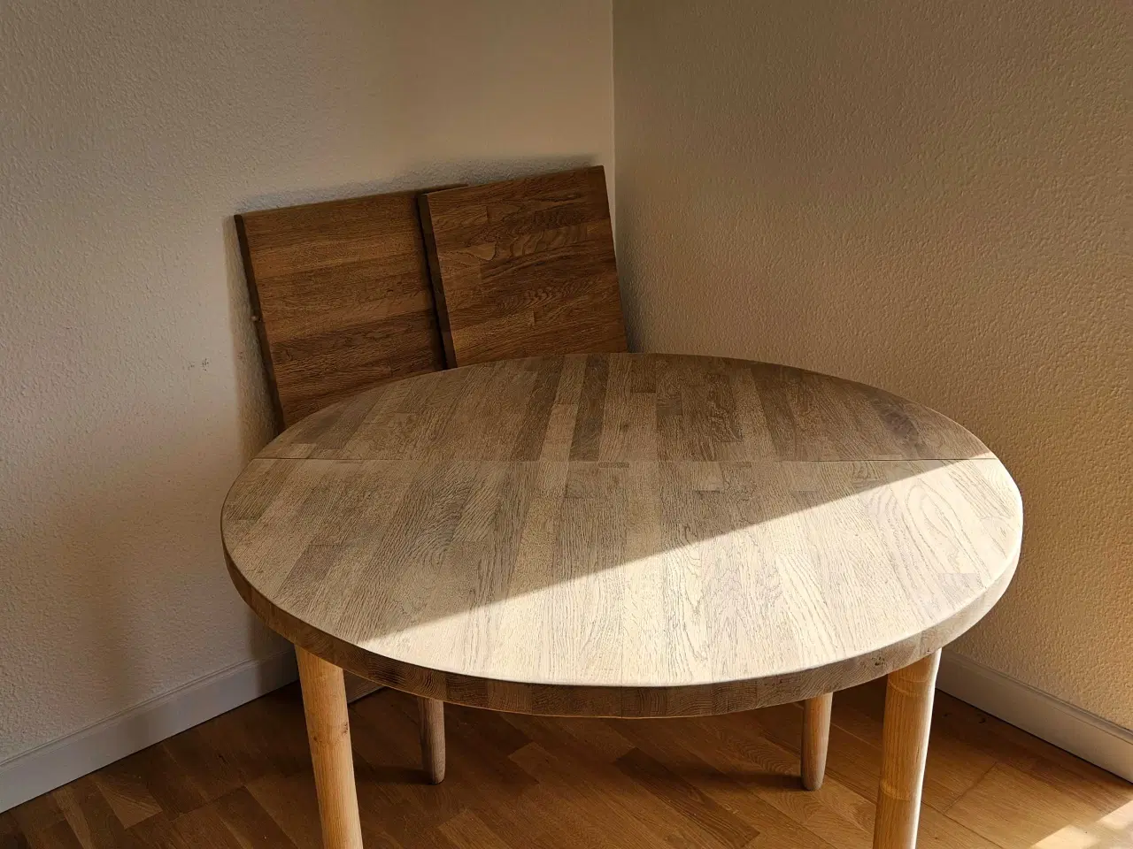 Billede 1 - Lyst massivt spisebord I egetræ 