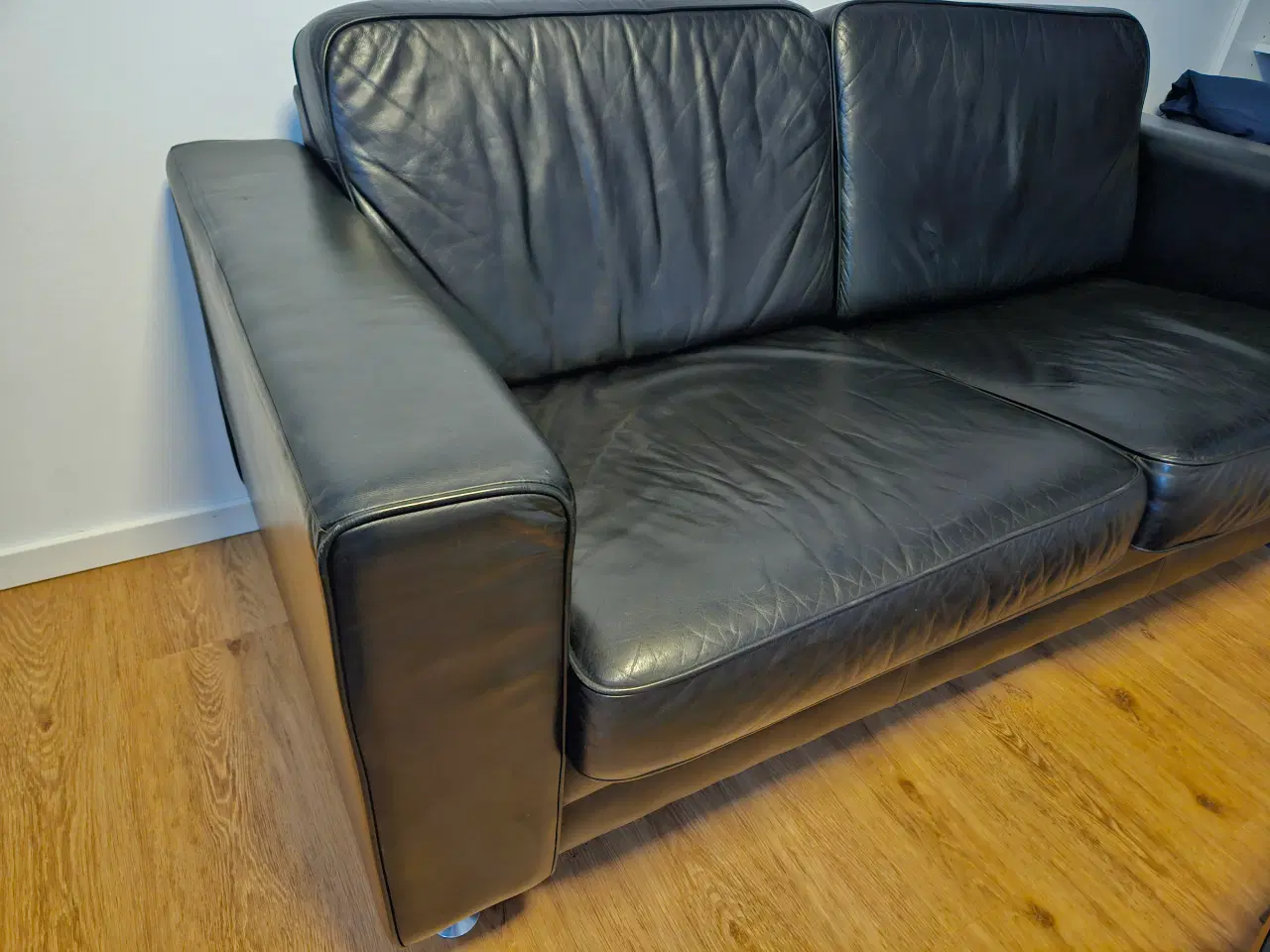 Billede 4 - Sofa, 2 pers. Sort blødt læder