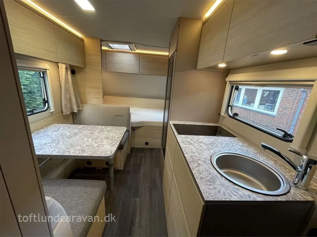 Billede 8 - 2024 - Weinsberg CaraCito 470 QDK E-power   Fremtræder som NY, LAV VÆGT KUN 955 KG, 6 SOVEPLADSER m/ FULDAUT. MOVER + KLIMA + udstyr.