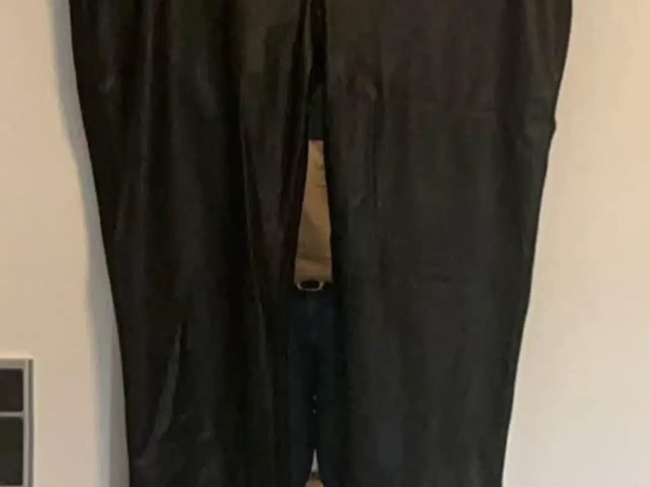 Billede 1 - Sort buks i delvis læder look