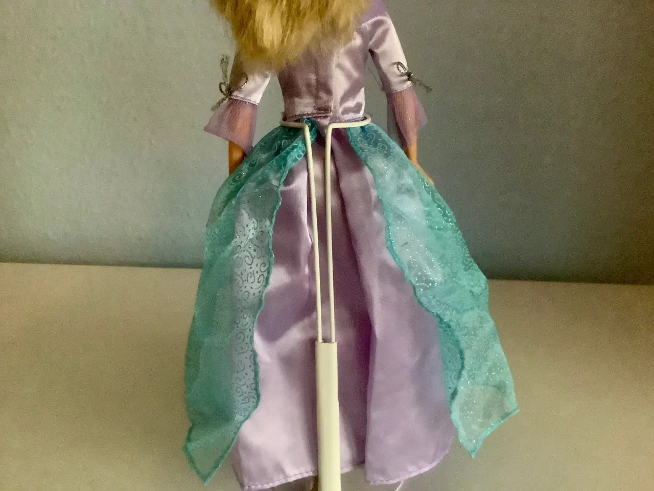 Billede 9 - Lange kjoler til Barbie. Samlet pris 25 kr.