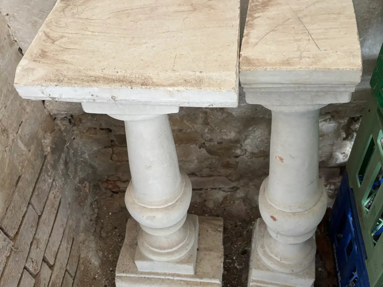 Billede 2 - 2 stk piedestaler i hvid havebeton, 80 cm