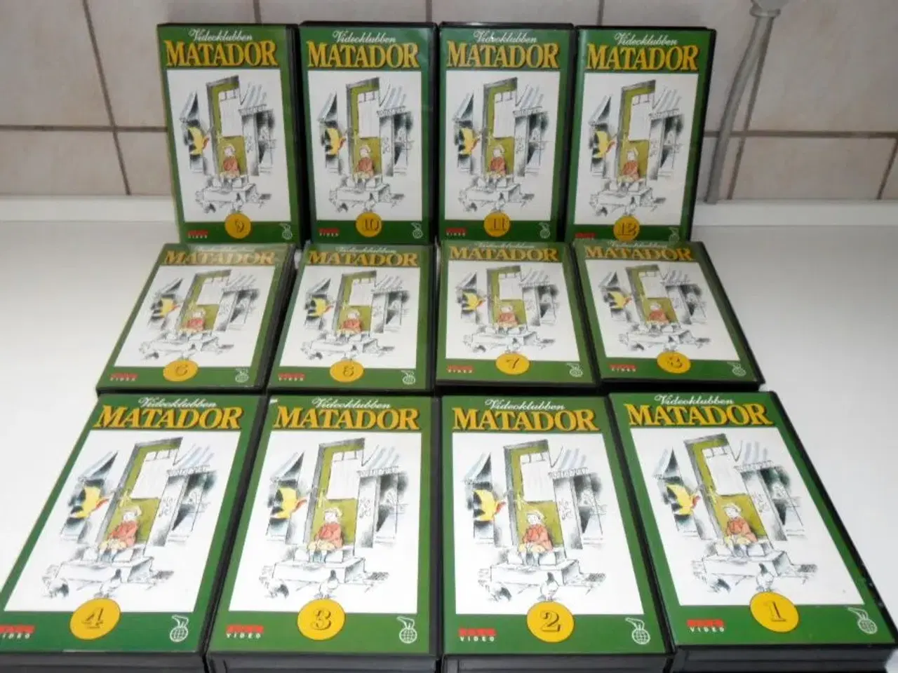 Billede 1 - VHS bånd med hele Matador serien