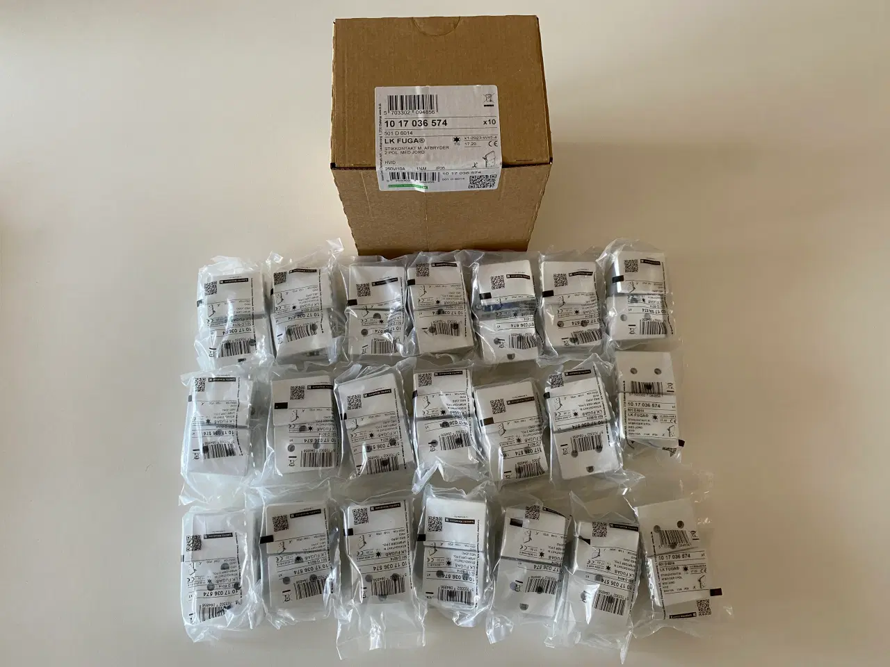 Billede 1 - LK Fuga stikkontakt med afbryder med jord, 1,5 mod