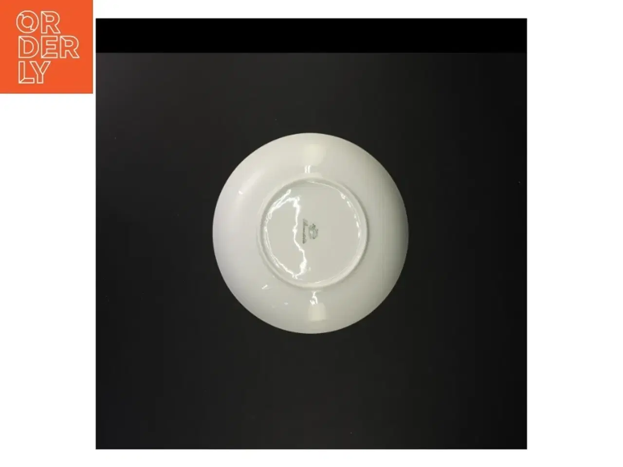 Billede 4 - Porcelænsskål med blomsterdekoration fra Benedikte (str. Diameter 21 og en halv cm)