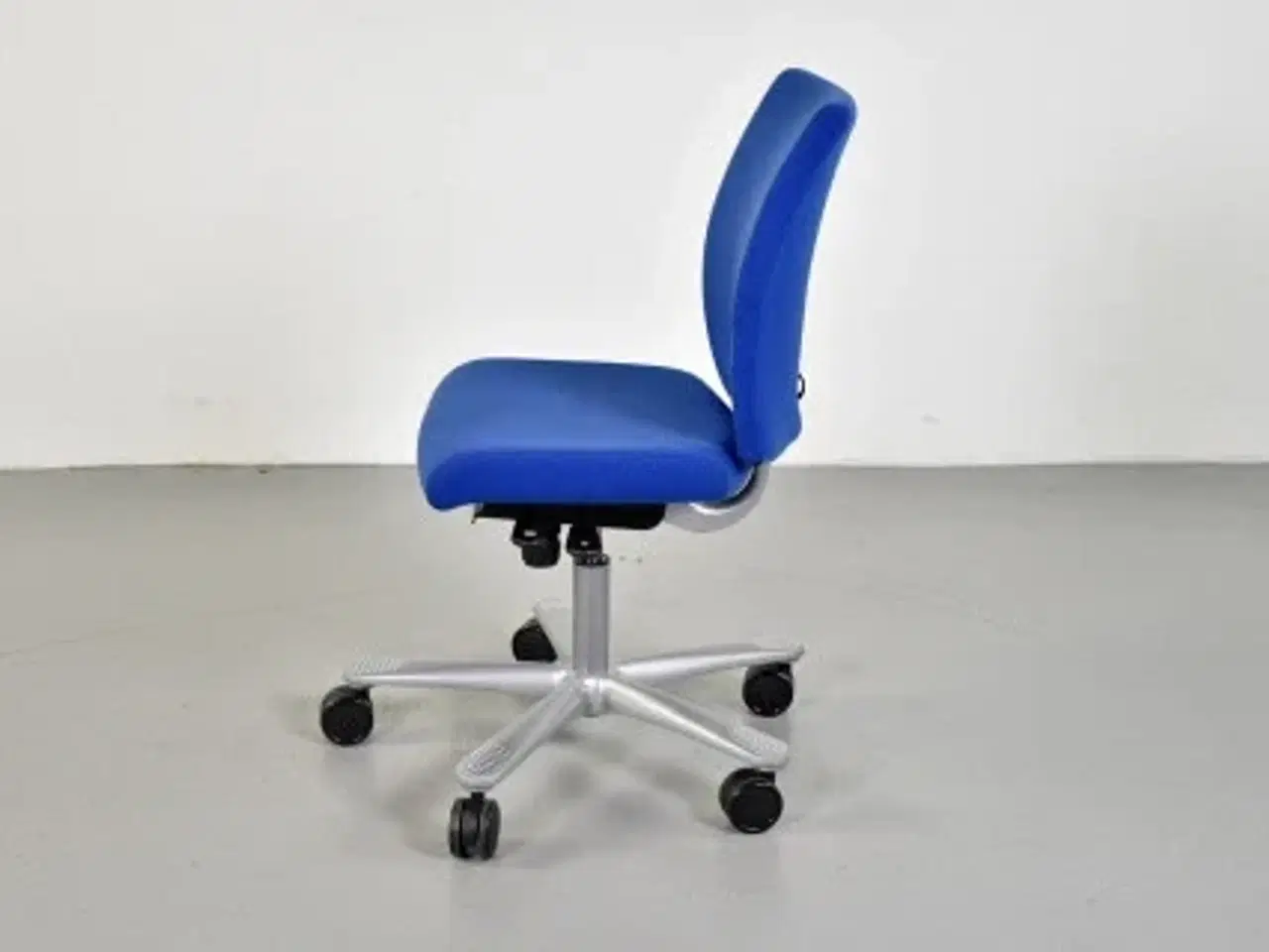 Billede 2 - Häg h04 credo 4200 kontorstol med blåt polster og gråt stel