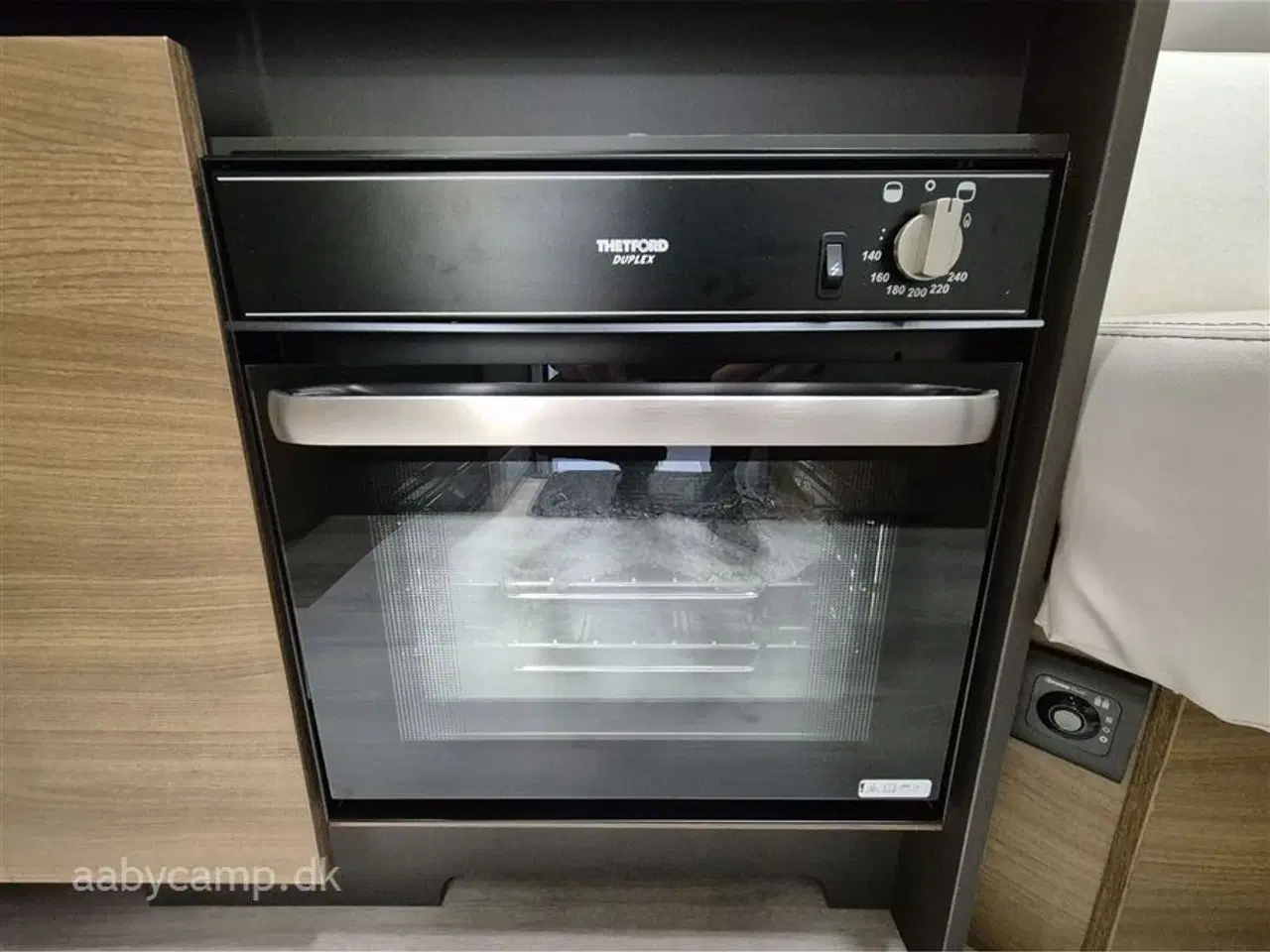 Billede 14 - 2024 - Benimar Amphitryon 967 Northautokapp   Nk.Pakke. Automatgear. solceller. 200Ah Lithium. 2000W inverter. luftundervogn på bagaksel. Hydrauliske støtteben. Alarm. Gasbageovn. Elektrisk tømning af frisk/spildevand. 3m vandfilter. tv samt internet antenne. Kan vejes op til 4400 kg.