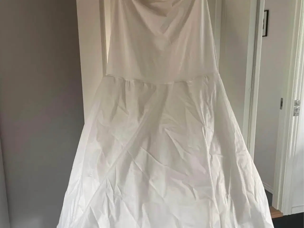 Billede 2 - Brudekjole med slør og skørt sælges