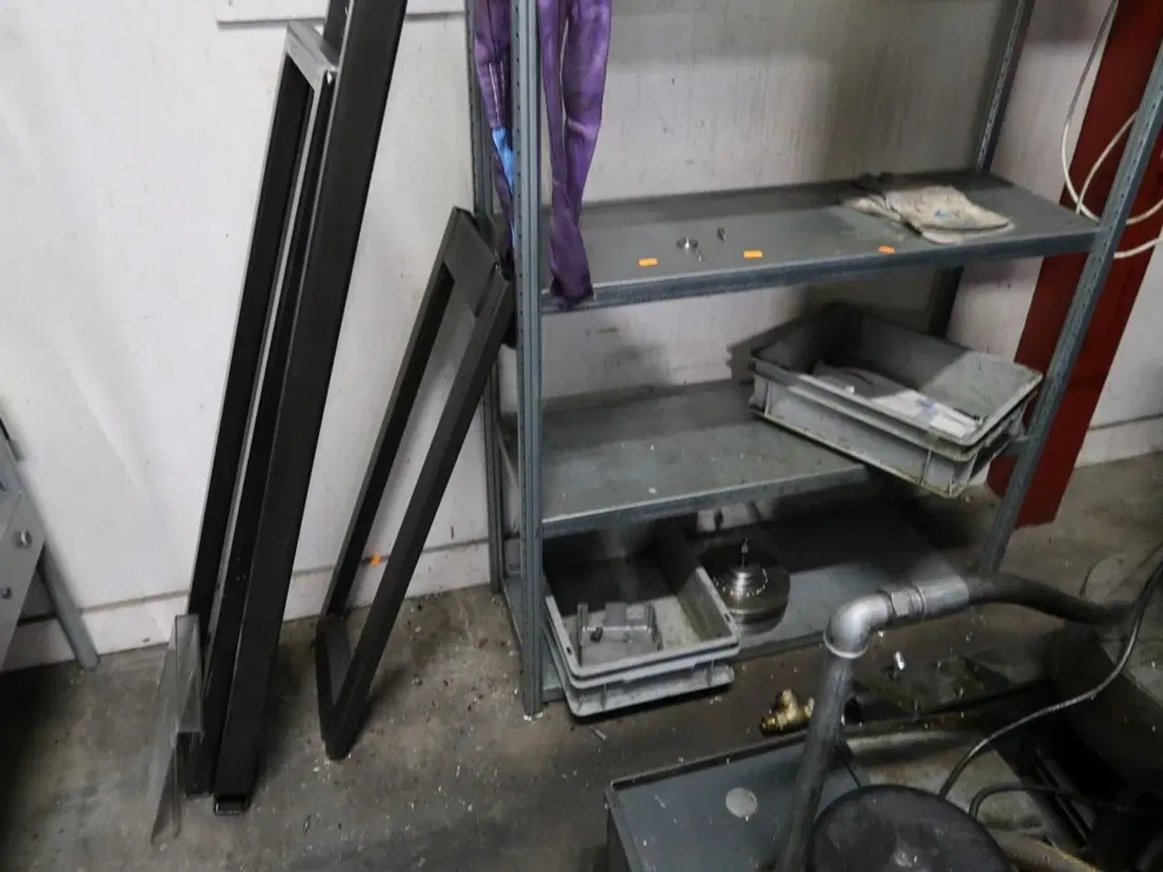 Billede 3 - Reol med indhold