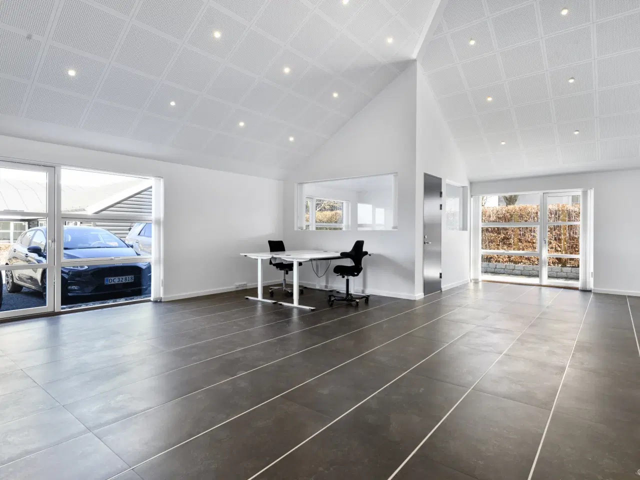 Billede 5 - Yderst indbydende lager med højt til loftet samt et lille kontor