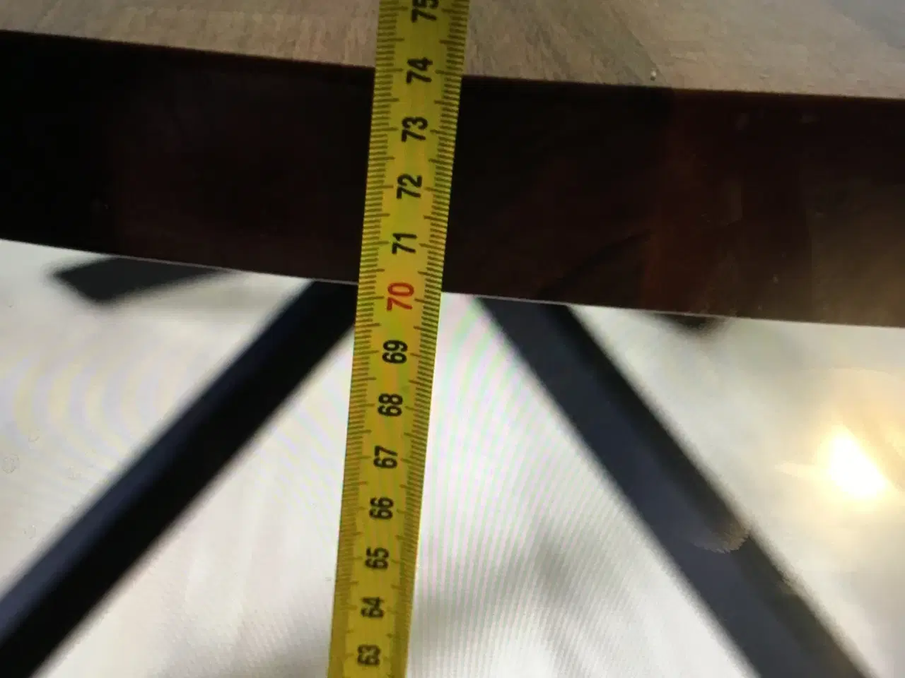 Billede 4 - Rund snedkerfremstillet spisebord,  massiv valnød.