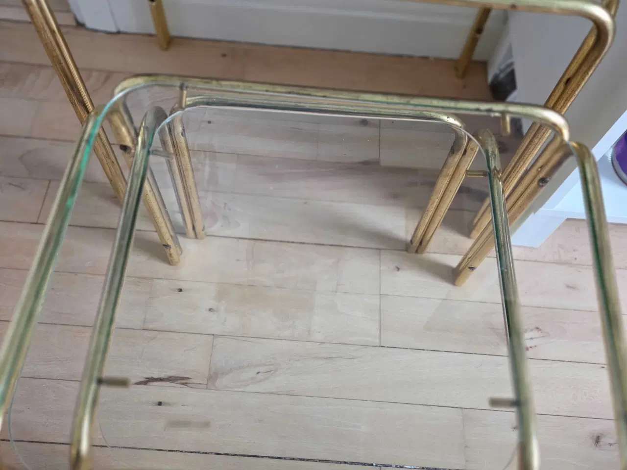 Billede 5 - Små borde med guld stel 