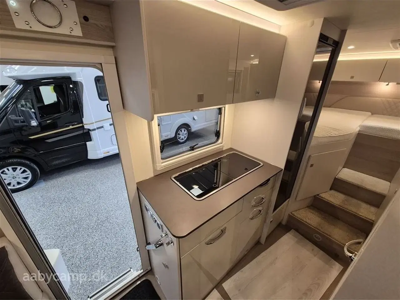 Billede 11 - 2023 - Bürstner Lineo T690 G   Automatgear. solcelle. 2x batterier. inverter. maxfann. Fyldegas. kompressor køleskab. Avara alarm system. anhængertræk. elektrisk indgangstrin.