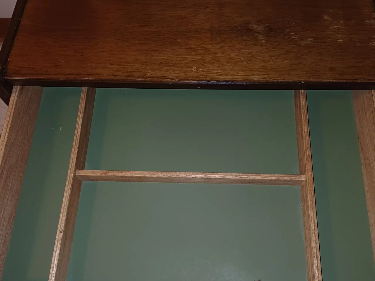 Billede 4 - Sybord i mørkt træ 