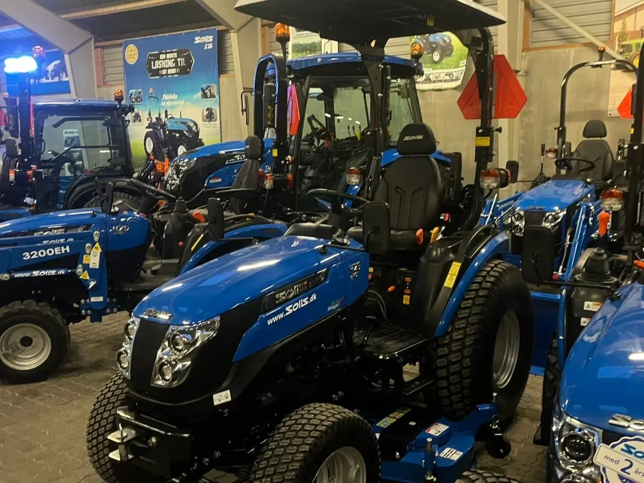 Billede 3 - Solis H26 HST Vores DEMO traktor. Med tag og midtermonteret klipper