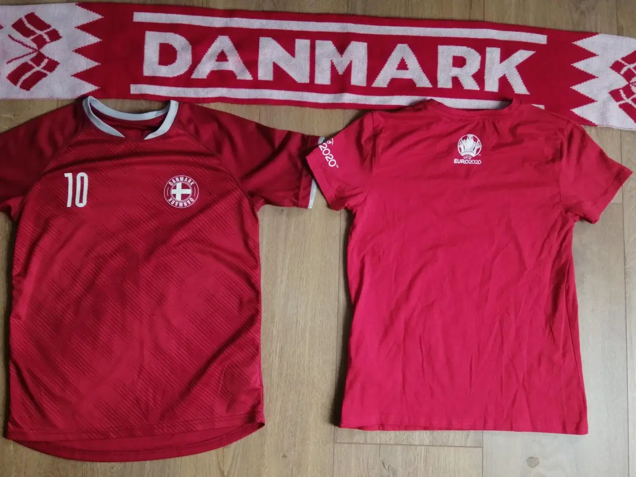 Billede 2 - 2 DANMARK FAN TSHIRT, STR. 10-12 ÅR OG HALSTØRKLÆ.