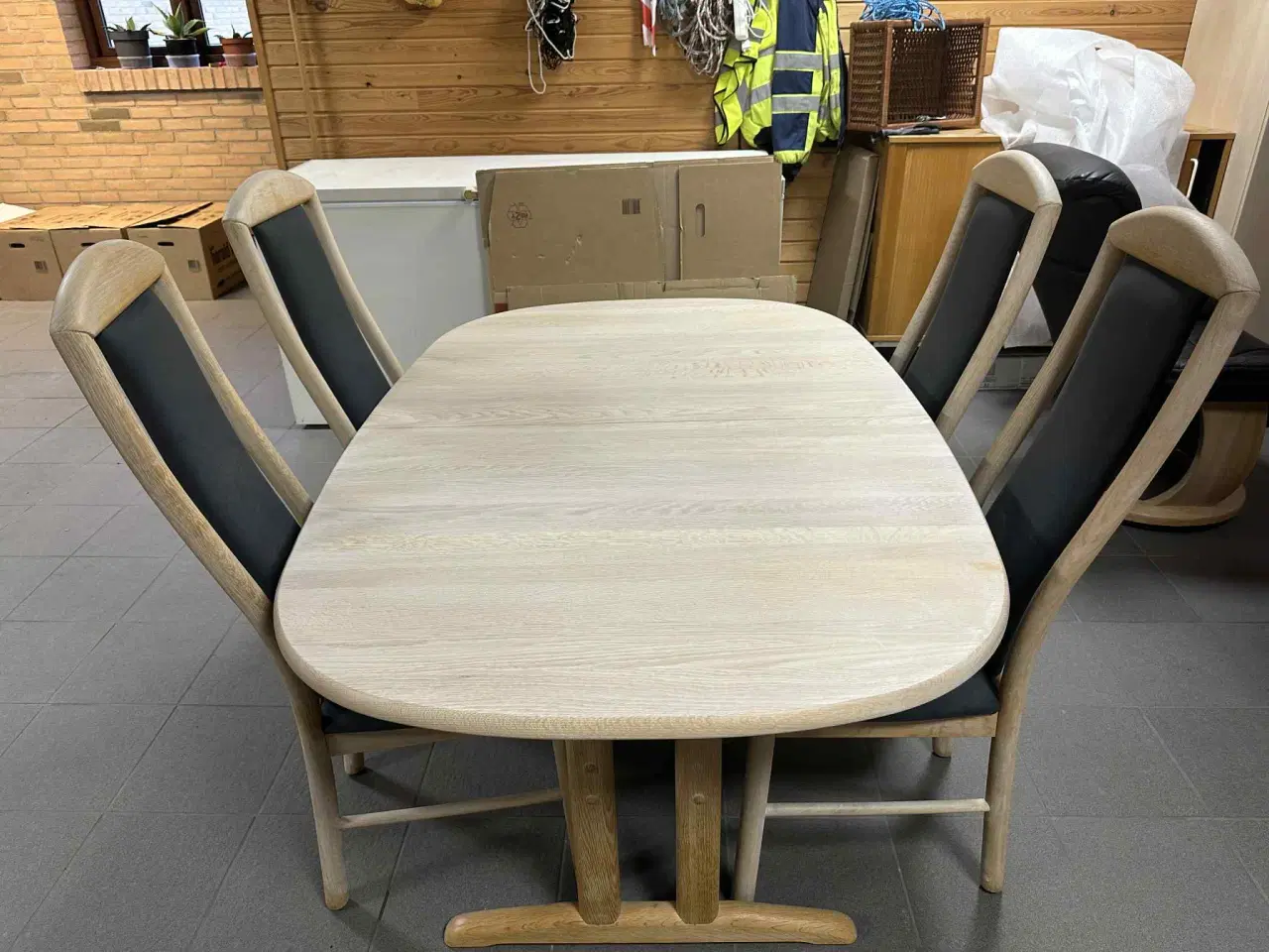 Billede 4 - Spisebord med fire stole sælges.