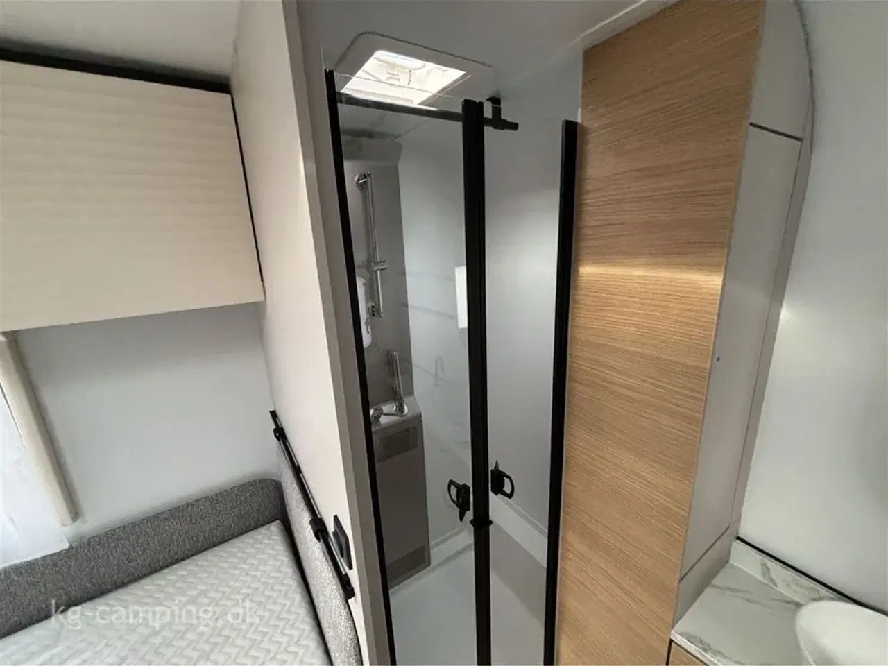 Billede 10 - 2026 - Adria Adora 663 UT Alde Den store nyhed i Adora serien. Enkeltsenge, stort baderum og med Alde centralvarme