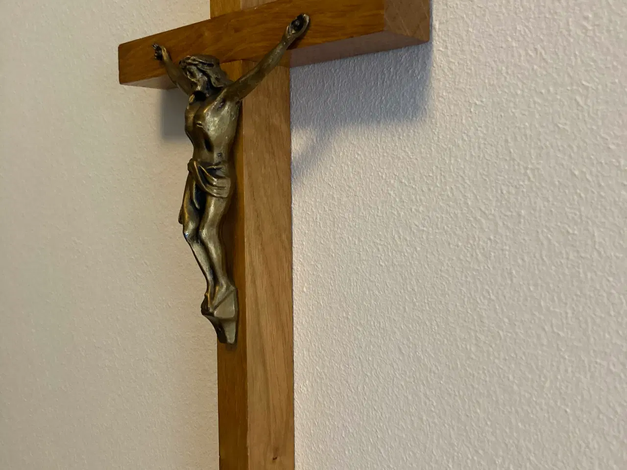 Billede 3 - Ældre krucifiks med Jesus-figur i træ og metal.
