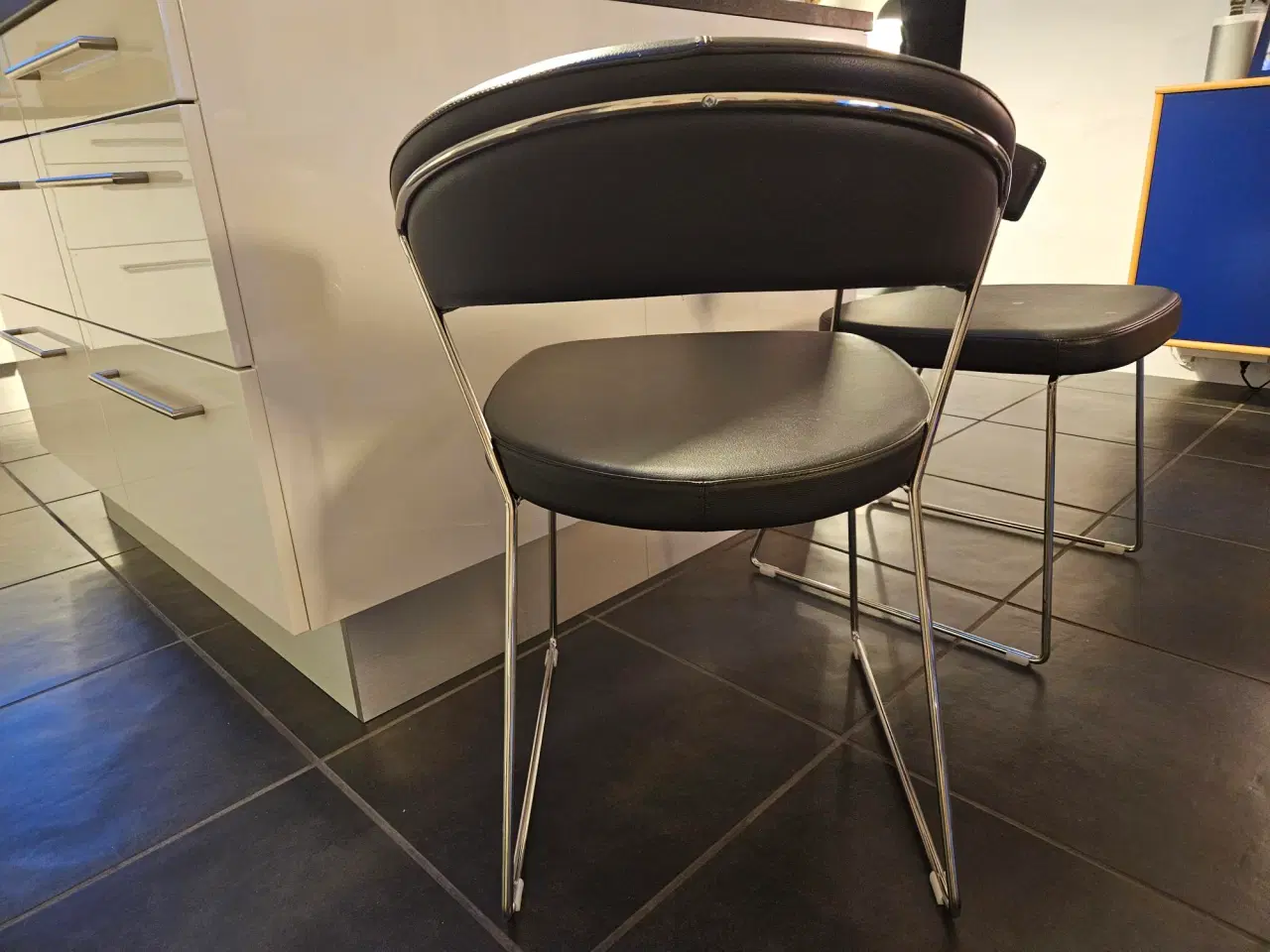 Billede 1 - Spisestuestole med sort kunstlæder