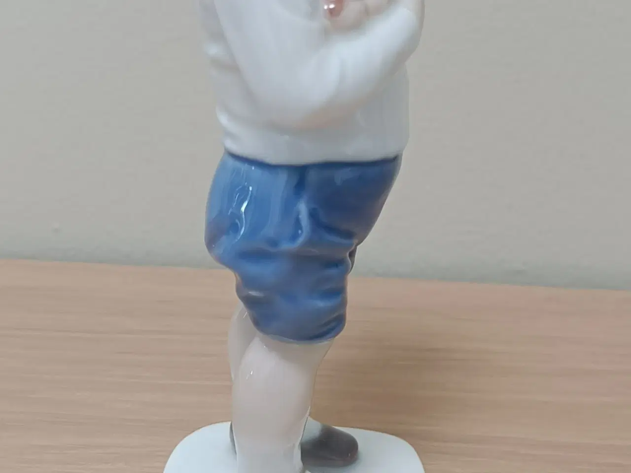 Billede 4 - Figur porcelæn. Dreng med æbler 