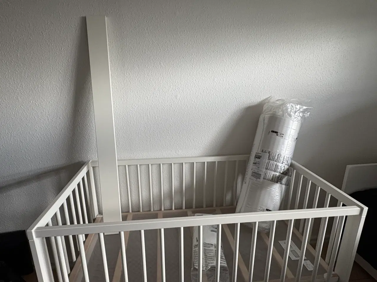 Billede 4 - Baby møbel sæt - tremmeseng m madras og puslebord