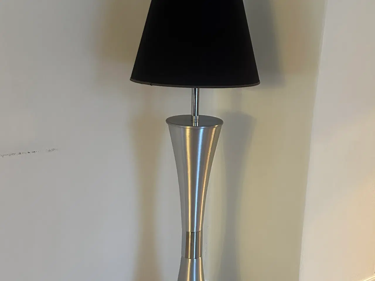 Billede 1 - Gulvlampe i fedt design